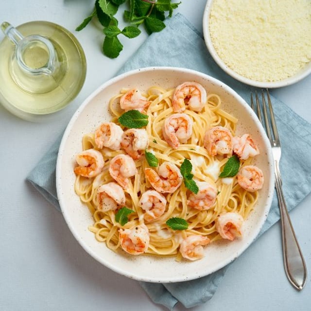 Pasta with Shrimp in Garlic, Butter & White Sauce.